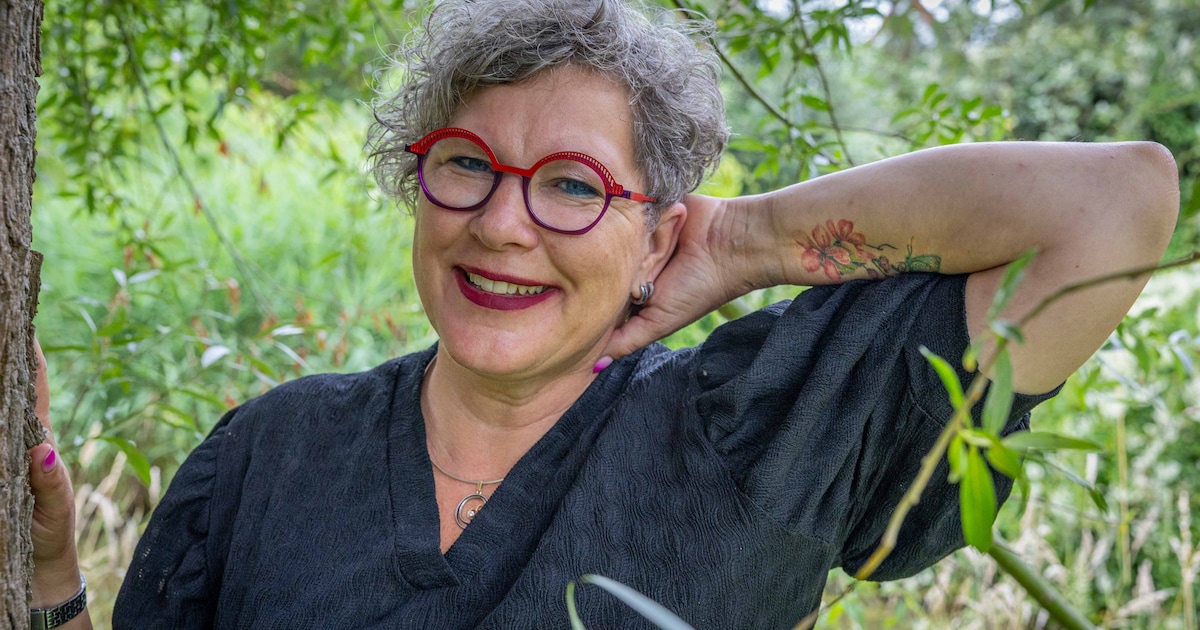 Agnes heeft een tattoo van een vlinder en een dikbuik libelle: ‘Ze fladderden minutenlang boven zijn