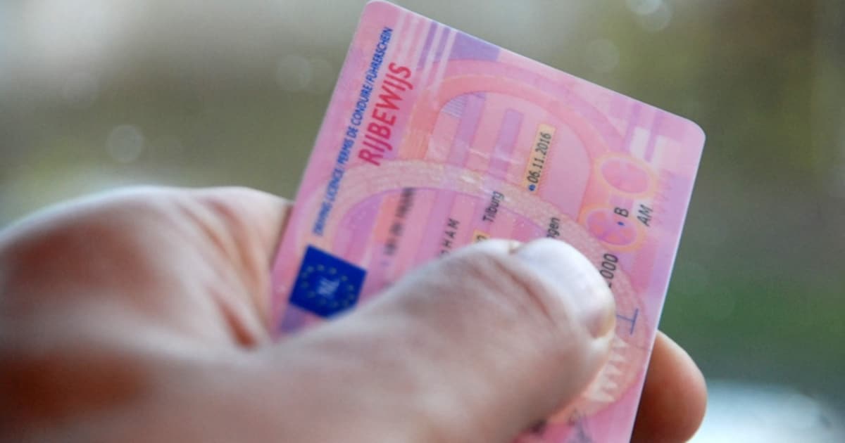 19-jarige moet rijbewijs inleveren na botsing tegen boom in Baarland