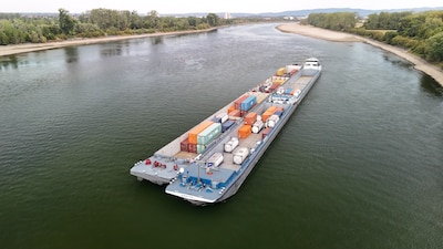 Marco van Oeveren loodst zijn schip op de centimeter over de Rijn, maar kan nog maar een kwart laden