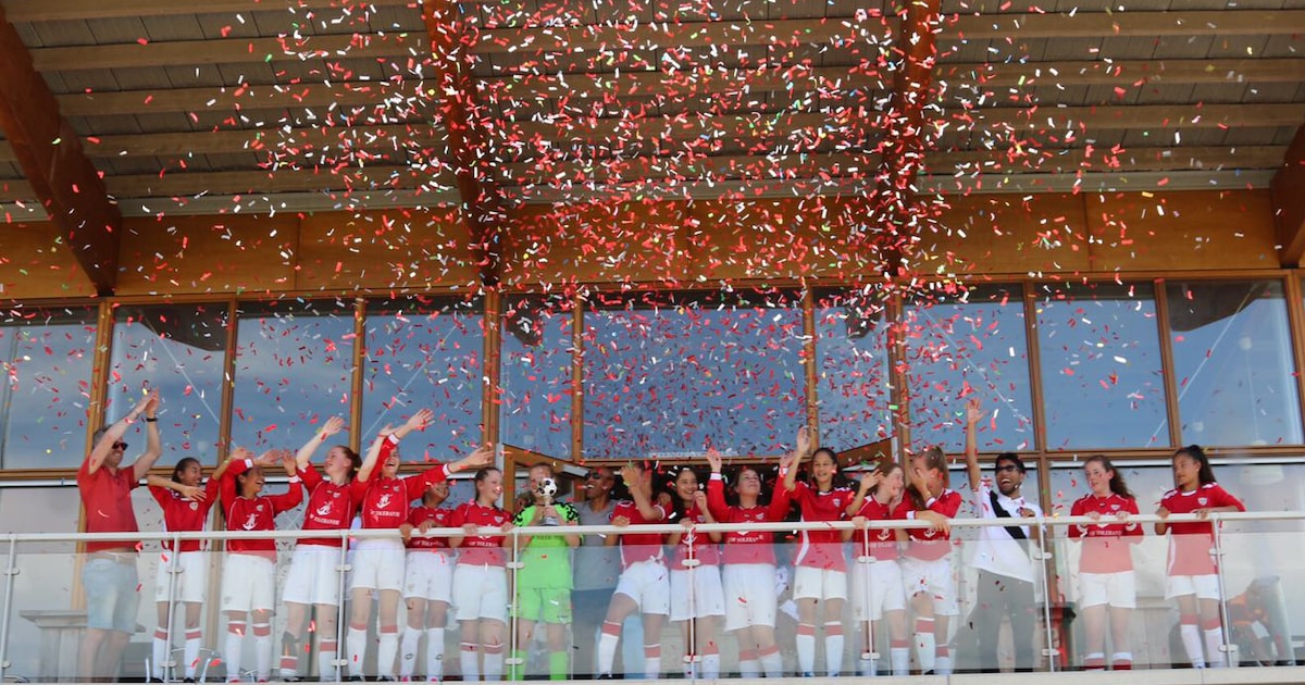 Simon Tahamata huldigt kampioenen Jong Ambon | Sport | PZC.nl