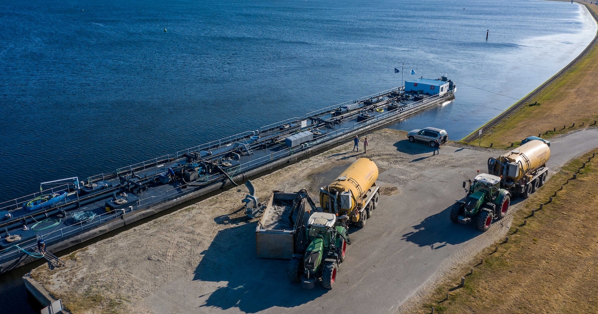 Schip vol water naar Noord-Beveland: boeren betalen 16 mille voor één ‘buitje regen’