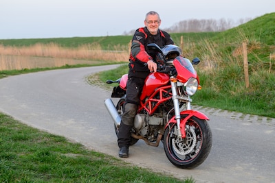 Piet is niet zo'n snelheidsduivel, toch rijdt hij al 20 jaar op zijn geliefde Ducati: 'Gevoel van vrijheid'