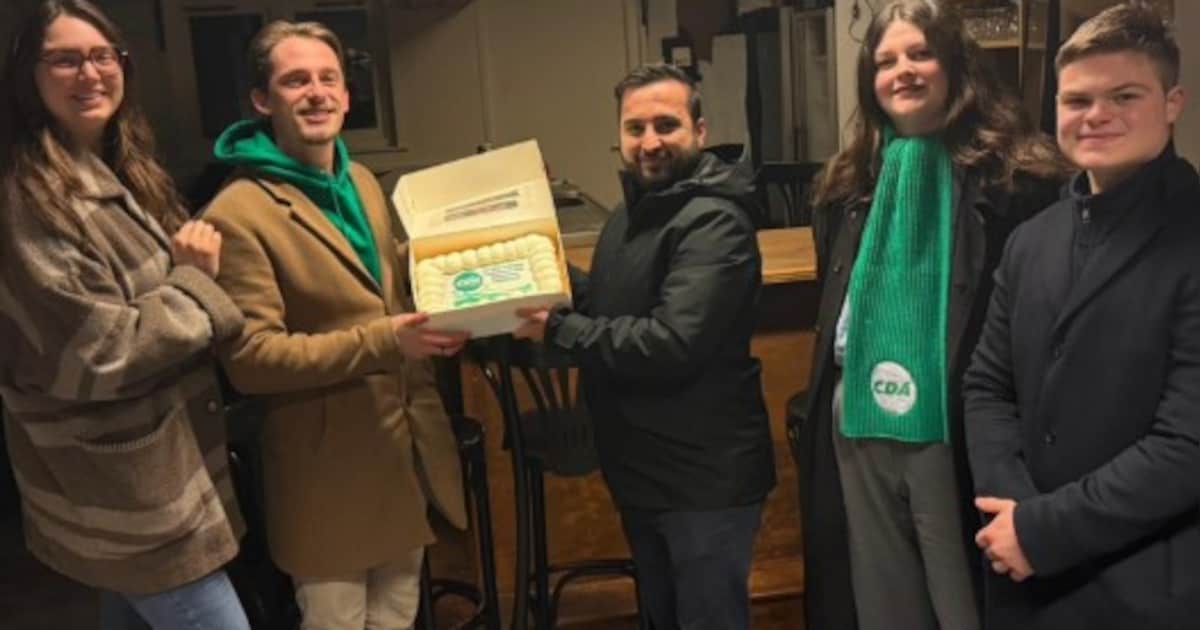 CDA Schiedam verrast vrijwilligers van drie organisaties met taarten