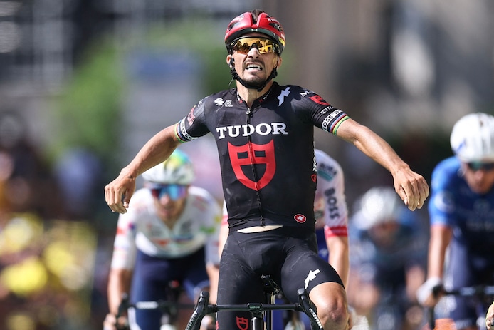 Pijnlijke vergissing Julian Alaphilippe: Fransman denkt dat hij etappe wint  en komt juichend over de streep | Tour de France | pzc.nl