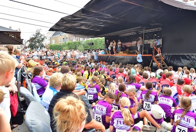 Oma Loes staat al klaar met snoep in Steenbergen: ‘Ik heb nog twee kleinkinderen in het peloton’