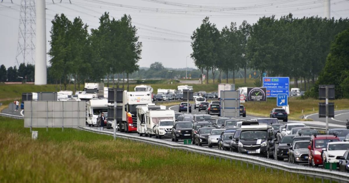 Chaos op A58 door gekantelde vrachtwagen vol met afval, schermen geplaatst vanwege kijkersfile.