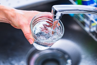 Te veel PFAS in drinkwater, Evides steunt roep om totaalverbod