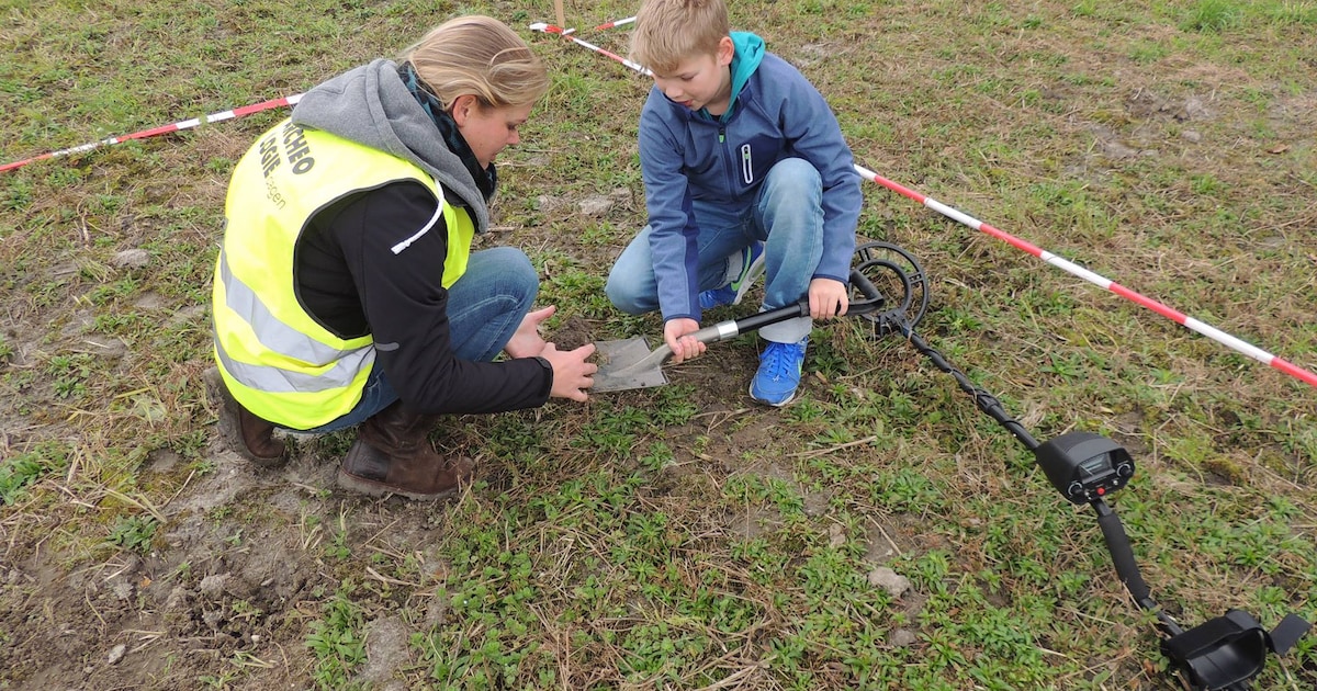 Kinderen zoeken met metaaldetector naar schatten in Ouddorp