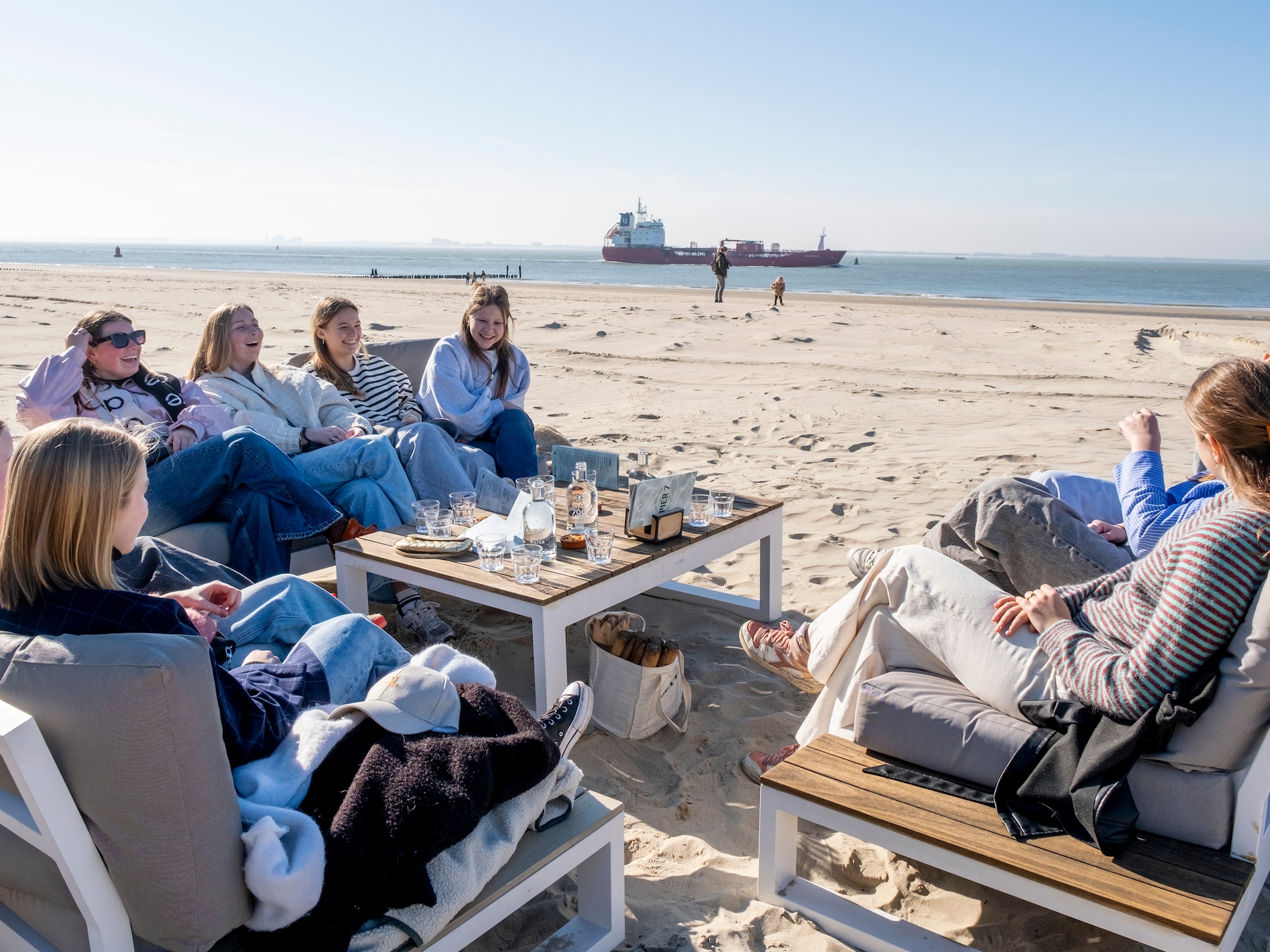 ‘Ober, een witte wijn graag!’ Zonnige zaterdag met volle terrassen aan begin Zeeuws toeristenseizoen