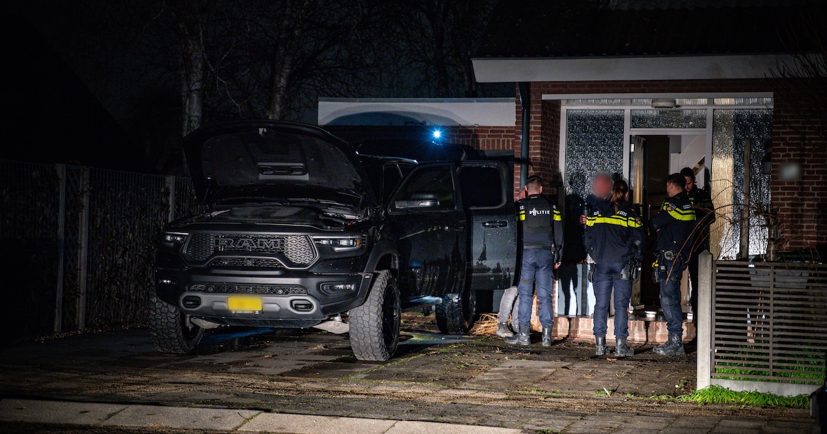 Binnenkant van pick-uptruck uitgebrand in Zwartewaal