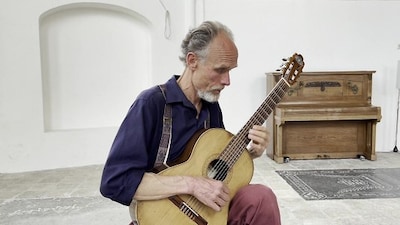 Dik de Koning speelt concert met drie gitaren in Stadhuis Tholen
