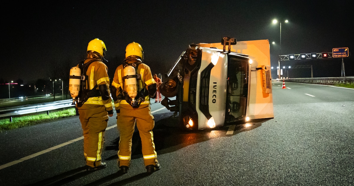 Bakwagen met brood kantelt op de A29 bij Barendrecht