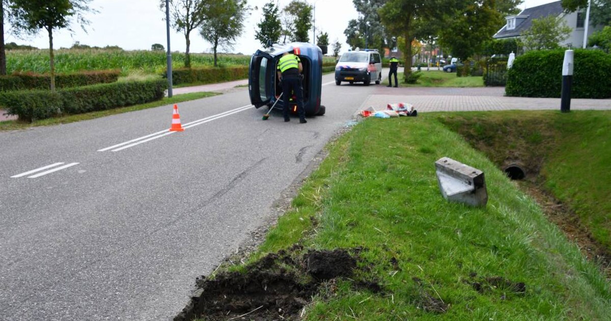 82-jarige automobilist klapt op schrikblok in Aagtekerke, auto belandt op zijn kant