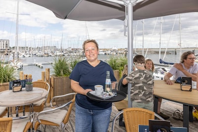 De horeca bleef kriebelen bij ‘juf’ Janine (48): nu heeft ze haar eigen zaak aan de haven