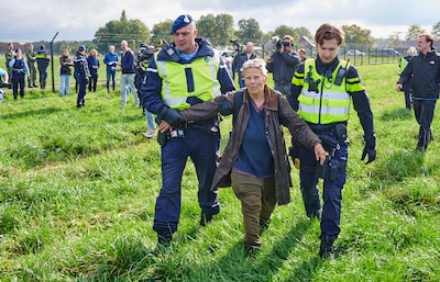 Vijf vredesdemonstranten aangehouden bij Navo-oefening Vliegbasis Volkel: ‘Boete ga ik niet betalen’