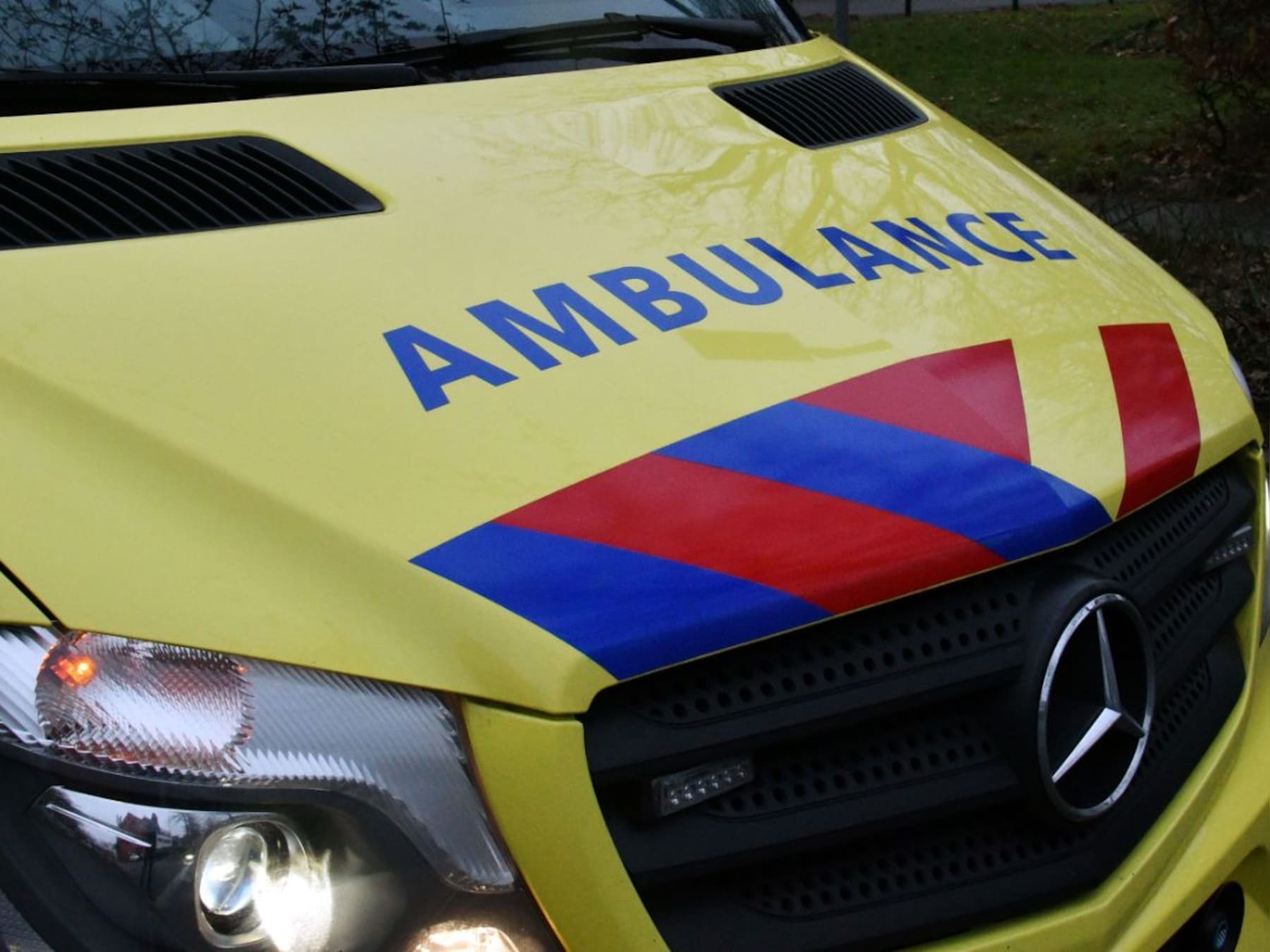 ambulance-met-spoed-naar-g-j-de-jonghweg-in-rotterdam-112-nieuws