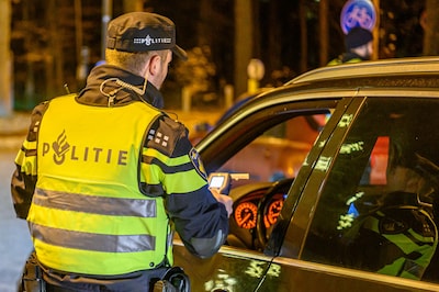 Bestuurder in Bergen op Zoom loopt tegen de lamp door kapot achterlicht: man gezocht voor meerdere misdrijven