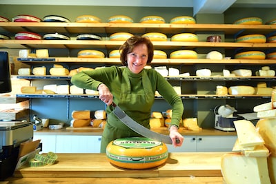 Na twintig jaar tussen de kazen trekt Toos de winkeldeur achter zich dicht: ‘Ik ga de klanten en collega’s missen’