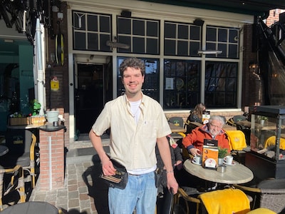 Korte mouwen en vrolijke gezichten: voorjaarsgevoel neemt de terrassen over