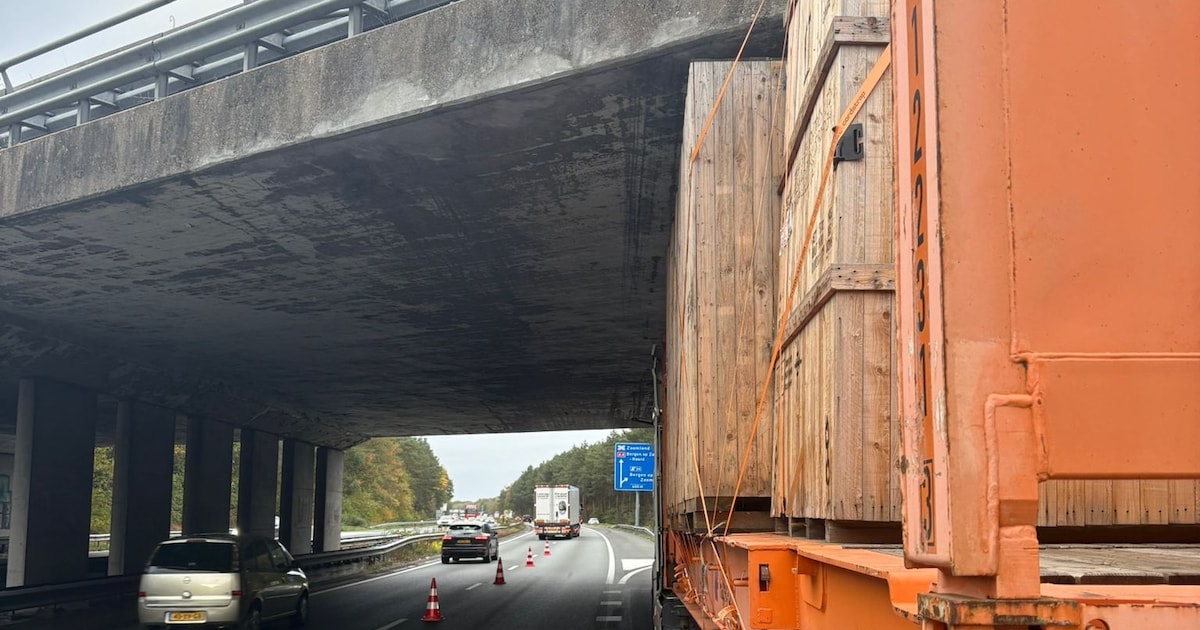 Vrachtwagen rijdt zich vast onder viaduct op A4 bij Bergen op Zoom