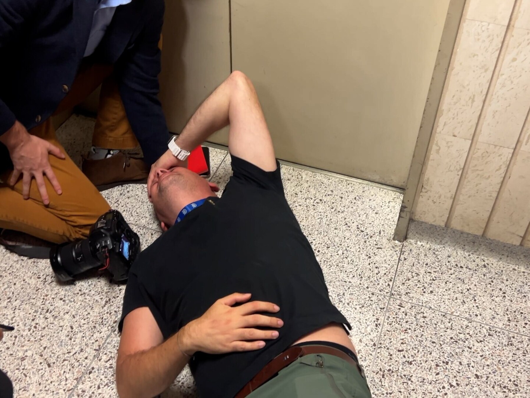 Journalisten omver geduwd door migratiepolitie ICE in NYC