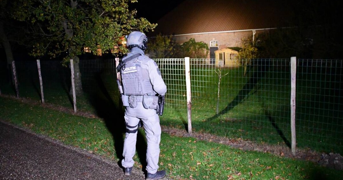 Arrestatieteam valt schuur in Colijnsplaat binnen