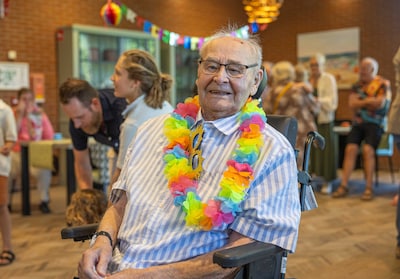 Johan Buitelaar uit Domburg blaast maar liefst 100 kaarsjes uit