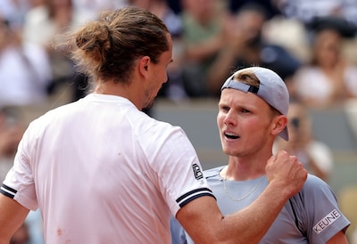 Jesper de Jong begint goed, maar verliest van Duitse titelfavoriet Alexander Zverev: ‘Dit bewijst dat ik het over een andere boeg moet gooien’