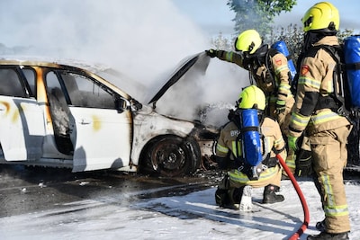 Auto's vliegen in brand na botsing in Arnemuiden