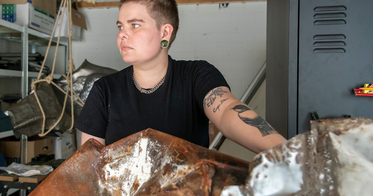 Noor slaat op staal tot het ‘gaat leven’: haar sculpturen laten zelfs haar eigen hartslag horen