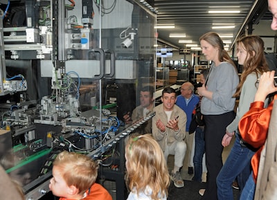 Open Bedrijvendag lokt nieuwsgierigen naar Omoda en YourSurprise: ‘Hier sta je niet bij stil als je iets bestelt’