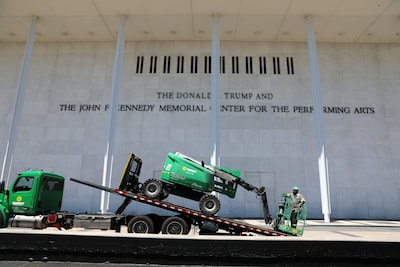 LIVE VS | Na rel over naamsverandering: Kennedy Center laat naam Trump van gevel verwijderen