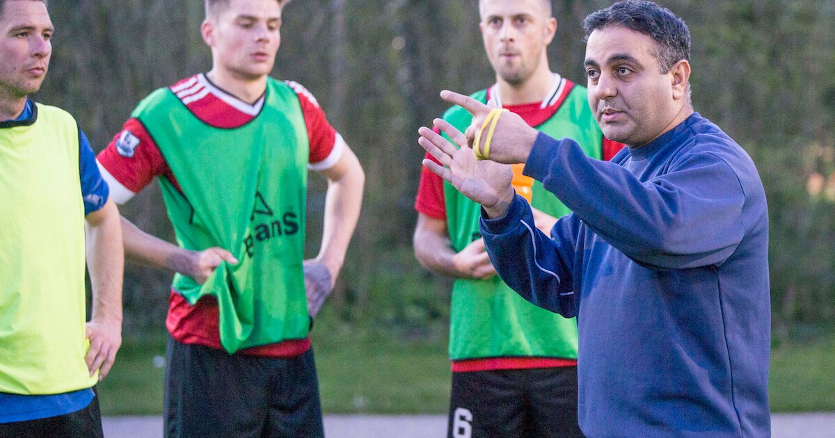 Trainer Huseyin Dogan tekent een jaar bij in Lewedorp
