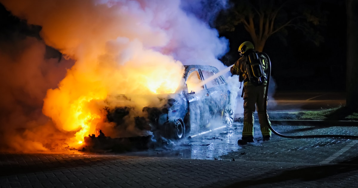 Geparkeerde auto gaat in vlammen op aan de Wollefoppenweg in Rotterdam