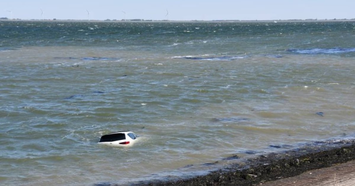 Auto rijdt het water in bij Kattendijke, bestuurder mogelijk onder invloed