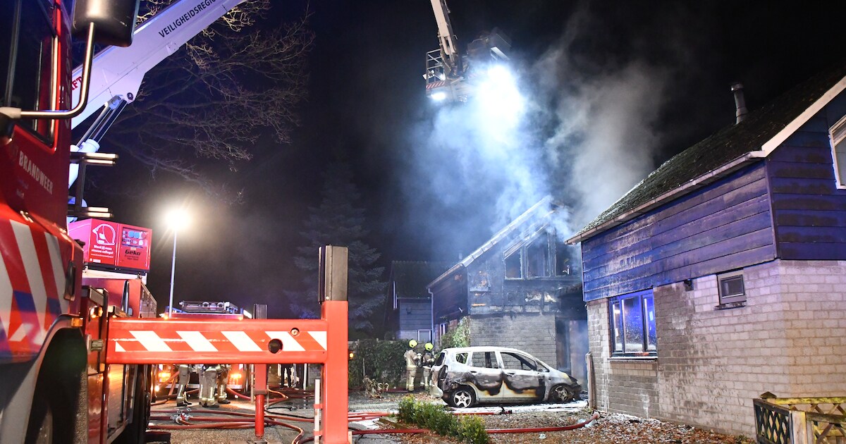 Autobrand slaat over op woningen in Hengstdijk