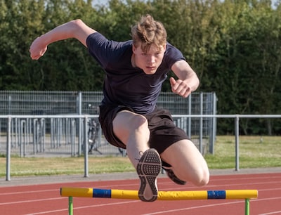 De tel kwijt, records aan diggelen: Ezra Boogaard (17) zorgt voor verbazing op de atletiekbaan