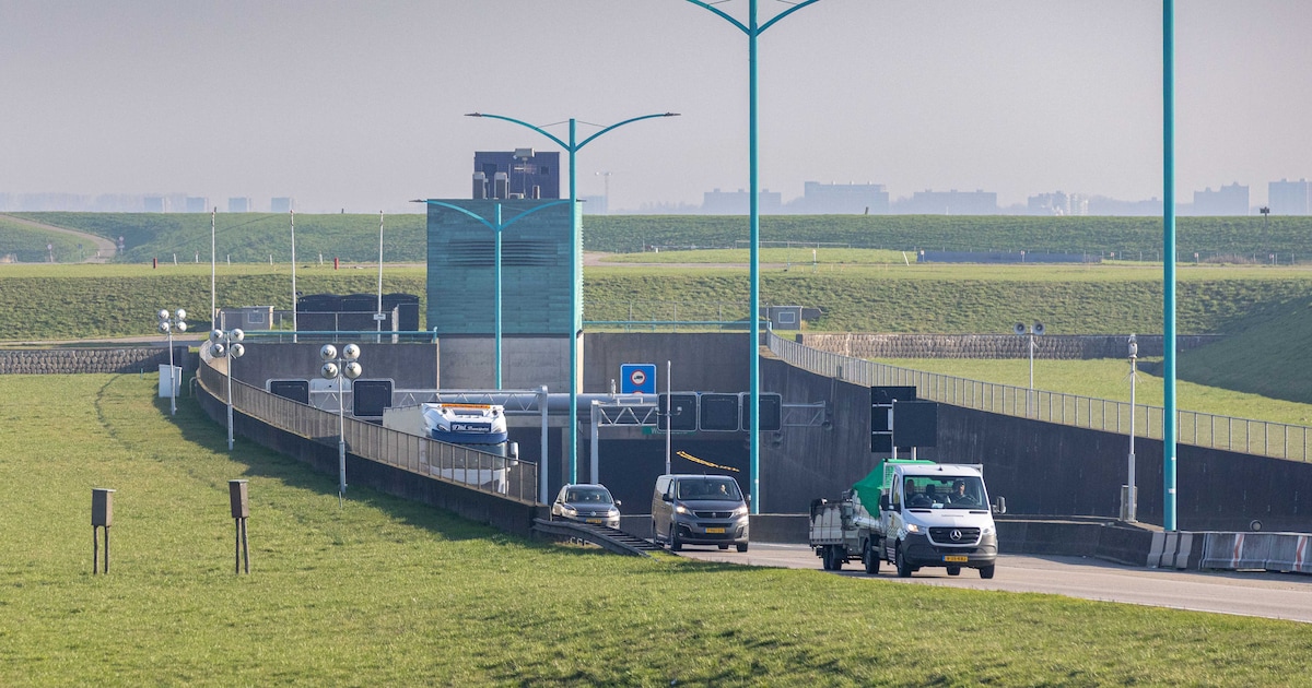 Westerscheldetunnel afgesloten door geschaarde caravan