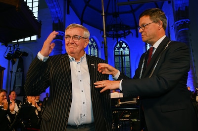 Vlissingse Fles voor Jack de Boo van Uijen: 67 jaar inzet voor muziek en maritieme evenementen