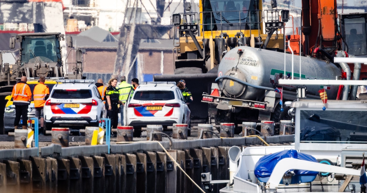 Trekker belandt in haven bij de Vondelingenplaat, bestuurder uit water gered