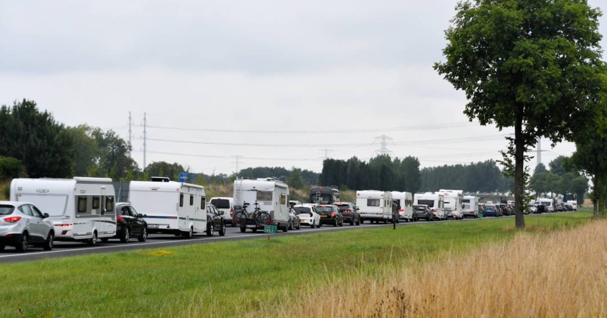Lange file op A2 door ongeluk, overal in Brabant grote problemen op de weg.