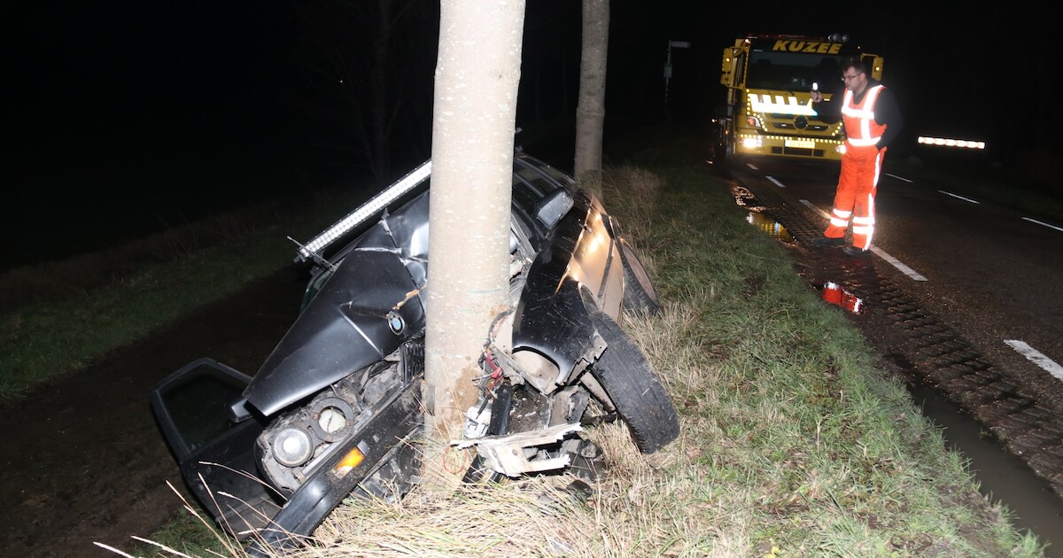 Auto met 5 inzittenden tegen boom in Ossenisse, bestuurder had gedronken