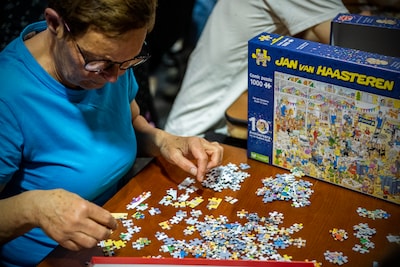 Puzzelwedstrijd in Zierikzee: tien teams puzzelen voor goed doel