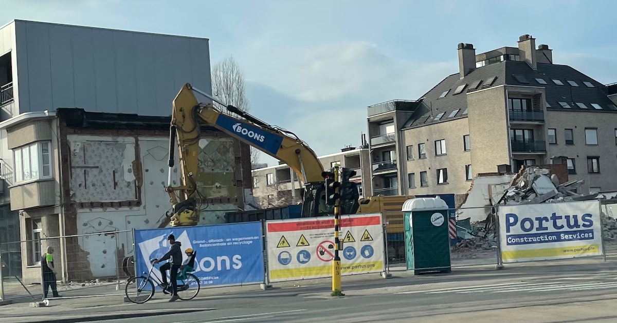 Garage Marco Motors aan Boterlaarbaan in Deurne met de grond gelijk: Burger King komt in de plaats