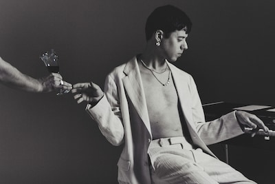 Dressed Like Boys pleit voor zachtheid en verbinding: ‘Ik ben homo, mensen vinden dat oké. Maar is dat genoeg?’