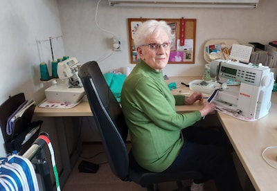 Jannie (84) maakt de linten voor de Four Freedoms: ‘Ik heb al gedroomd dat Zelensky met een lint van mij naar huis gaat’