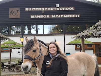 Loes neemt Manege Molenzicht over: 'Van Rummikub op de zorgboederij naar 35 paarden op stal'