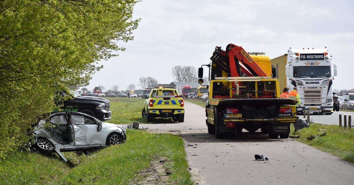 Gewonde en veel schade bij harde botsing op de N59 bij Nieuwerkerk