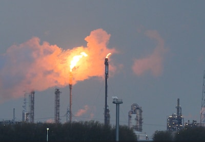 Dow laat fakkelinstallatie weer branden: kraker in