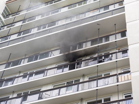 Zwarte rook bij brand in flat aan Dirk de Derdelaan in Vlaardingen ...